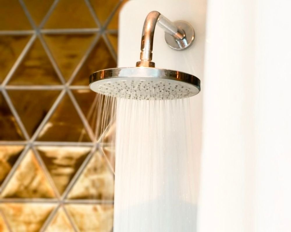 Douche à l italienne suite romantique Douche à l'italienne dans une salle de bain élégante avec vue mer