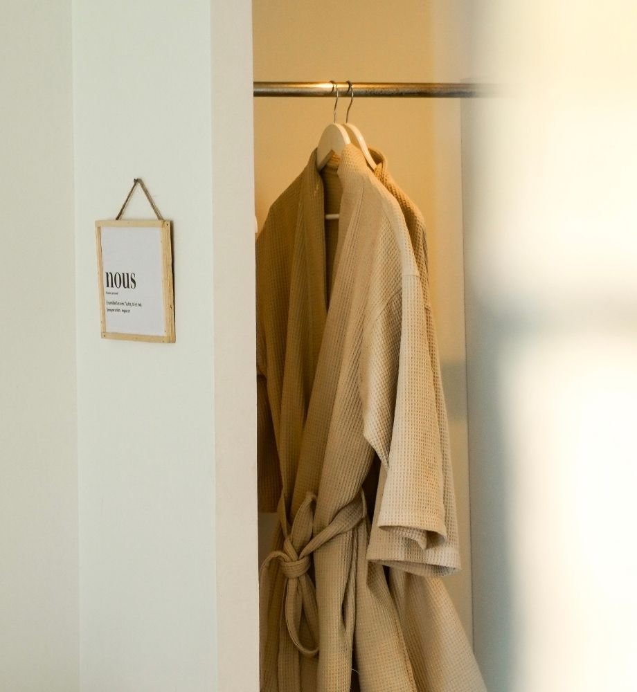Instant de détente dans le spa privatif d'une suite romantique